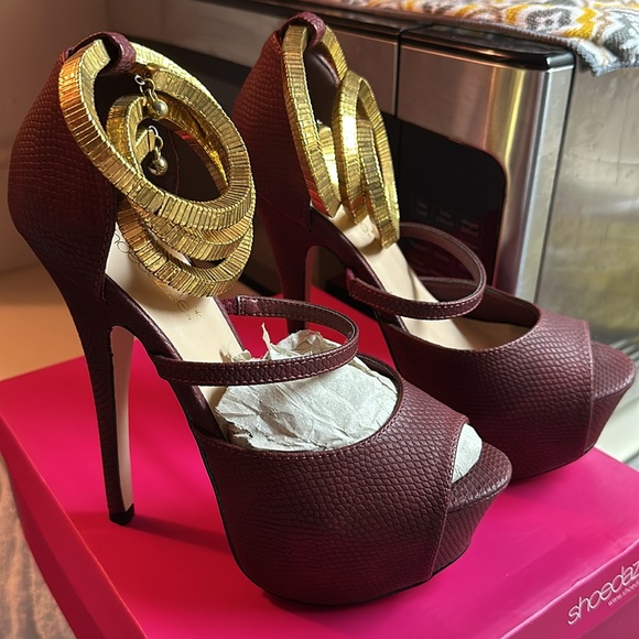 Heels Burgandy - Picture 2 of 8